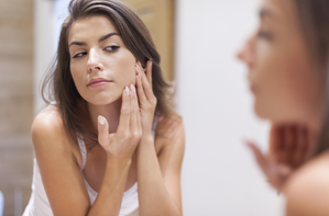 Aknés hegek: Hogyan alakulnak ki és hogyan szabaduljunk meg tőlük hatékonyan a K-Beauty segítségével